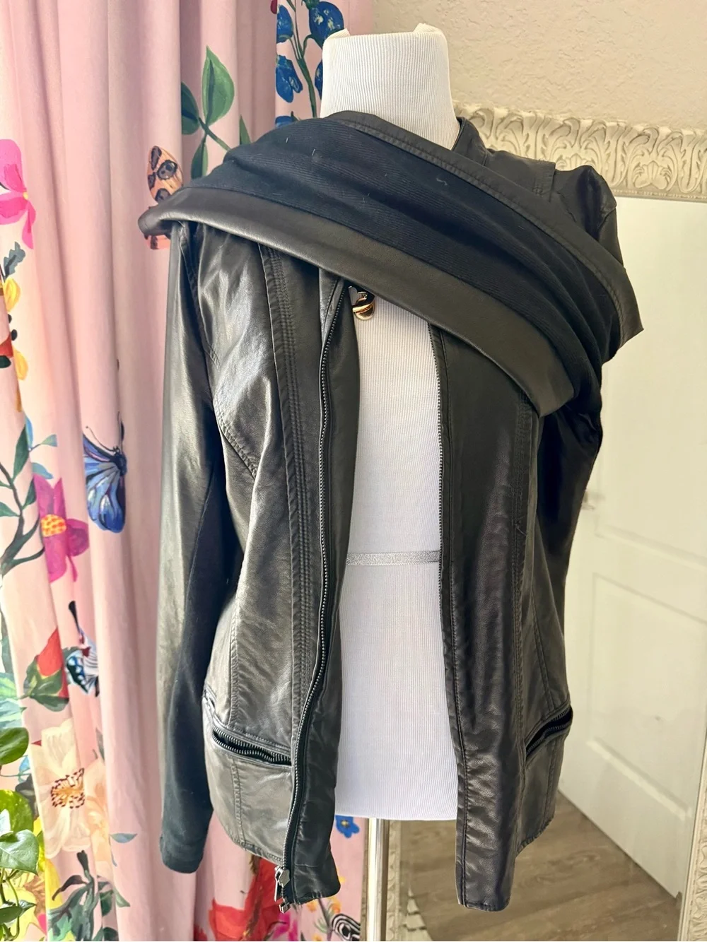 Express Black Leather Jacket – Size Large - Picture 4 of 9